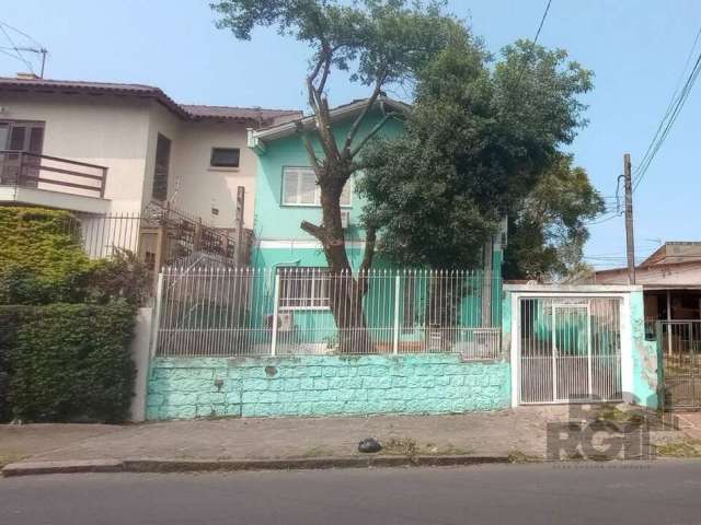 Conheça esta incrível casa localizada na Rua Dr. Mario Totta, no bairro Tristeza, em Porto Alegre. Este imóvel dispõe de 4 dormitórios, sendo 1 suíte, ideal para famílias que buscam espaço e conforto.