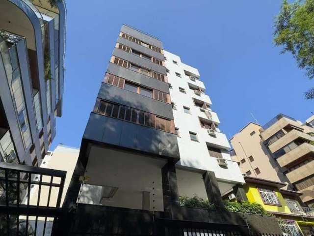 Apartamento à venda com 138m² de área privativa, localizado na Avenida Lageado, próximo ao Grêmio Náutico União. O imóvel conta com 4 quartos, sendo uma suíte, além de 3 banheiros. Dispõe de lareira e