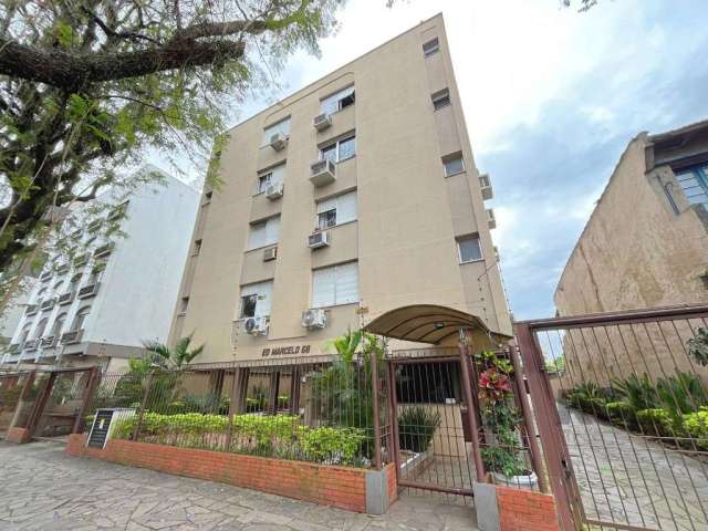 Excelente apartamento de 94m² em uma das áreas mais desejadas do bairro Menino Deus. O imóvel conta com 3 dormitórios, sendo uma suíte, além de 2 banheiros. A sala espaçosa oferece dois ambientes bem 