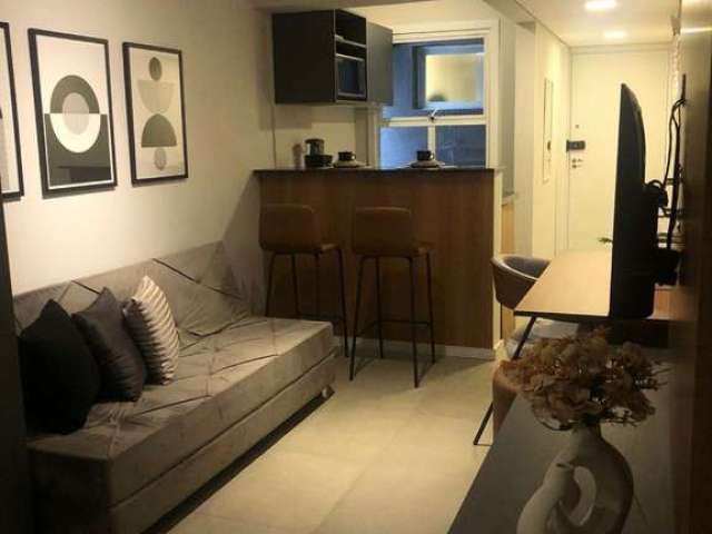 Loft localizado a 50 metros da Santa  Casa e a 2 quadras do Campus Central da UFRGS. &lt;BR&gt;Totalmente decorado, pronto pra morar.&lt;BR&gt;São 30 M² privativos, localizado em região que pode atend