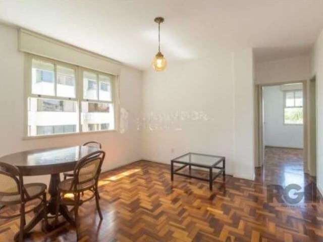 Apartamento de 2 dormitórios no bairro Menino Deus, Porto Alegre. Localizado em andar alto, o imóvel conta com sala de estar, cozinha, banheiro e 1 vaga rotativa de garagem. O prédio oferece infraestr