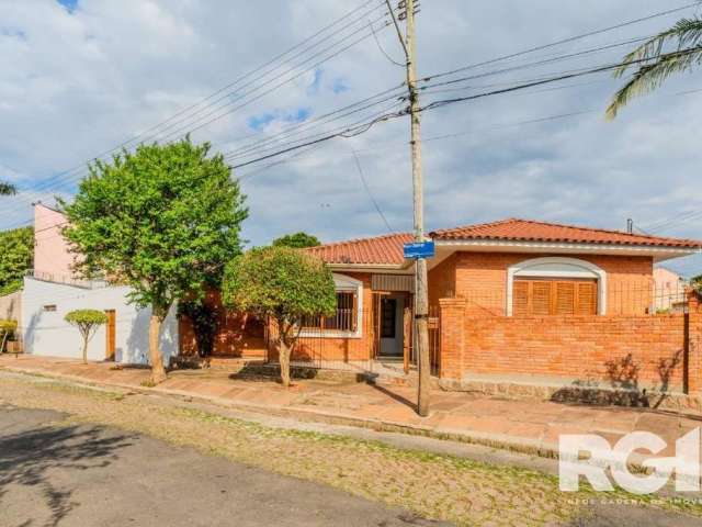 Linda casa à venda no bairro Guarujá | Imóvel conta com 3 dormitórios sendo uma suite, sala de estar e jantar, cozinha, 2 banheiros reformados, dependência de empregada, garagem para 2 carros, portão 