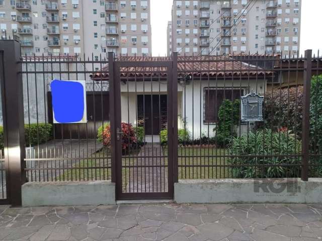 Excelente casa térrea no bairro Camaquã, zona sul de Porto Alegre. Com localização privilegiada, o imóvel contempla: 3 dormitórios, living, banheiro social, copa, cozinha, lavanderia, churrasqueira, g