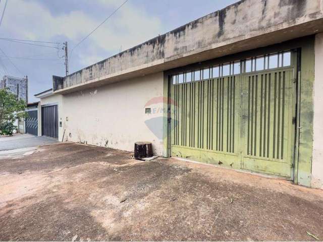 Terreno de 473,29m², com uma casa de 03 quartos sendo uma suíte, à venda no bairro Jardim Anhanguéra.