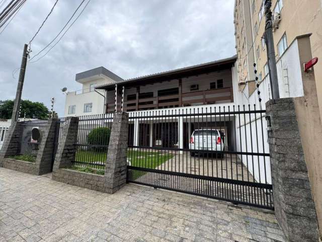 Casa para Venda em Itajaí, Centro, 4 dormitórios, 1 suíte, 3 banheiros, 4 vagas