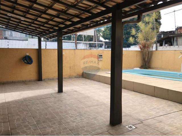 Casa triplex em São Gonçalo com 5 quartos e piscina.