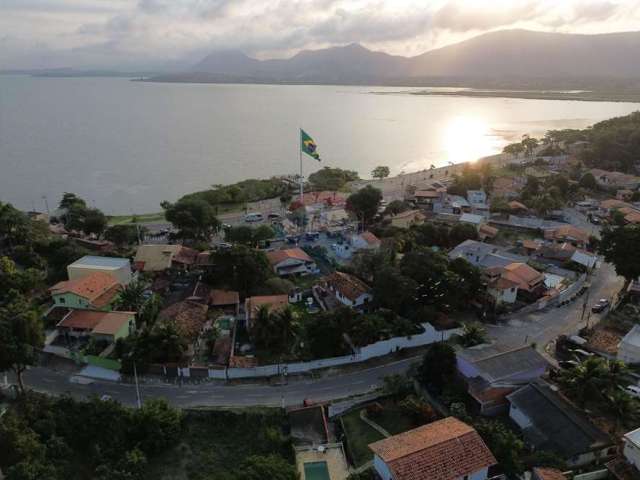 Terreno com vista para a lagoa.