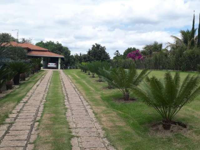 Chácara à venda em Indaiatuba-SP, bairro Chácaras Videiras de Itaici: 3 quartos, 1 suíte, 1 sala, 2 banheiros, 180m² de área.