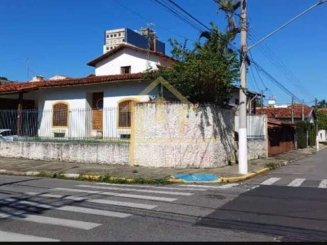 Casa para Locação em Pindamonhangaba, Centro, 3 dormitórios, 1 suíte, 2 banheiros, 2 vagas