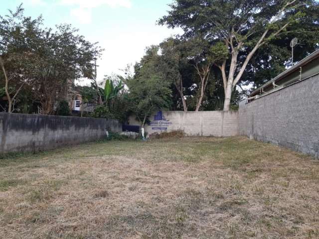 Terreno inteiro para venda em bairro do Areão.