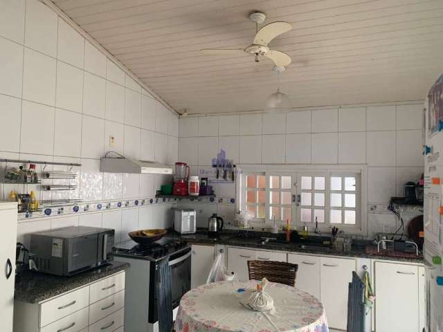 Imperdível oportunidade: Casa para Venda ou Locação na Vila São José em Taubaté-SP - 2 quartos, 1 suíte, 2 salas, 3 banheiros, 2 vagas de garagem, 200m²!