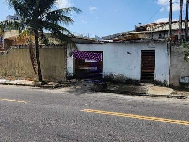 Casa em ótimo terreno para reforma a venda.