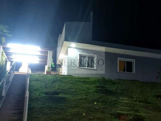 Luxuosa casa em condomínio à venda em Vinhedo-SP, bairro Caixa D´água, 3 quartos, 1 suíte, 2 salas, 3 banheiros, 9 vagas, 202m².