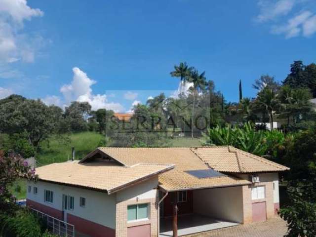 Casa em Condomínio de Luxo em Vinhedo-SP, 3 suítes, 2 salas, 5 banheiros, 4 vagas, 235m² - Bairro Caixa D´água - Venda ou Locação