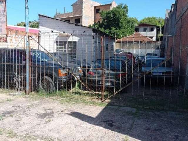 Terreno medindo 10m por 30m, totalizando 300m² no bairro Jardim Carvalho. Todo murado, com gradil na frente e uma construção em alvenaria. Está localizado próximo a Avenida Protásio Alves e a poucos m