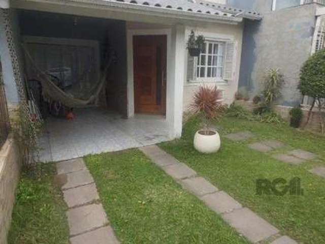 Casa de 103m² distribuídos em sala de estar, sala de jantar, lavabo, 3 dormitórios sendo 1 suíte, banheiro social, cozinha com churrasqueira e fogão à lenha, área de serviço, pátio com piscina, edícul