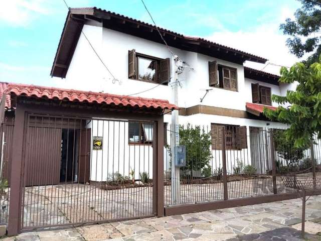 Excelente casa sobrado impecável;  Composta de 3 dormitórios sendo uma suíte de frente ,  living dois ambientes, teto rebaixamento em gesso,  copa cozinha ampla, escritório, área de serviço, banheiro 