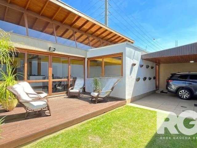 Casa com 4 dormitórios sendo 1 suíte com closet, 3 vagas na garagem(duas vagas cobertas e uma descoberta). O IMÓVEL FICA COMPLETAMENTE MOBILIADO. &lt;BR&gt;&lt;BR&gt;Casa super bem localizada, em uma 