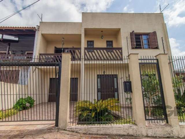 Lindíssima casa grande com 275 m² de área privativa 05 dormitórios, sendo 01 com suíte e sacada, banheiro com jacuzzi para 2 pessoas e box separados, sala de estar para  2ambientes com lareira, sala d