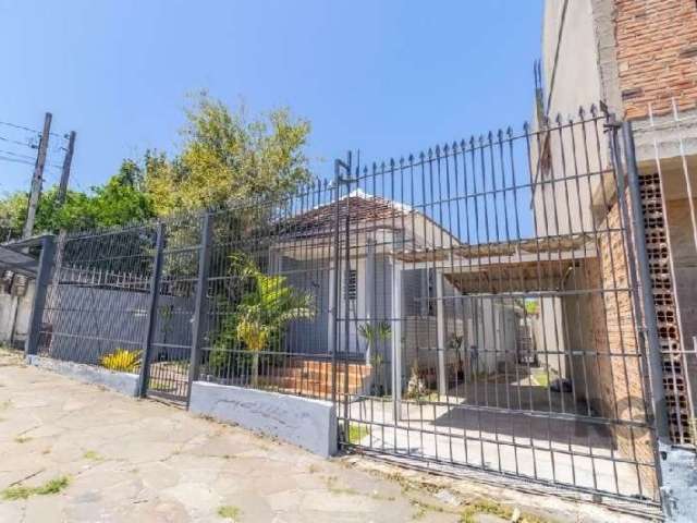 Casa localizada no bairro Itu Sabará. Imóvel dispõe de 02 dormitórios, sala de estar/jantar, cozinha, 01 banheiro, área de serviço e pisos em cerâmica e laminado. Imóvel com pátio e posição solar priv