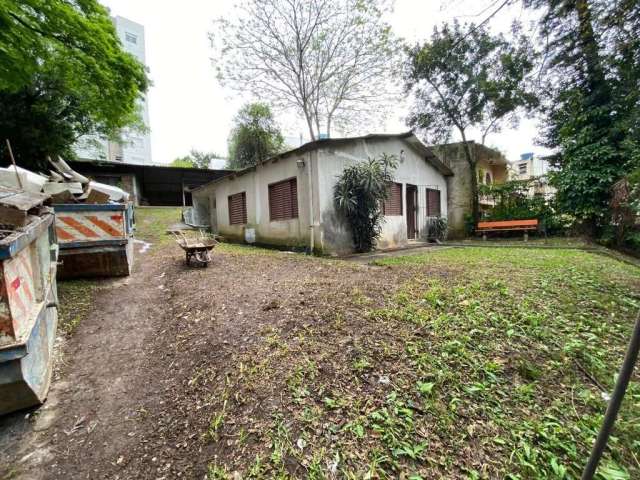 Terreno amplo, excelente para CONSTRUTORAS,pátio amplo, arborizado c/ depósito e pavilhão. Junto à BENTO GONÇALVES, excelente potencial construtivo na região.&lt;BR&gt;&lt;BR&gt;Casa de alvenaria com 