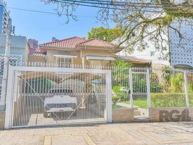 Casa 4 dormitórios,  660 m² de área privativa. Localizado na Rua/Av. Corte Real, no bairro Petrópolis em Porto Alegre.