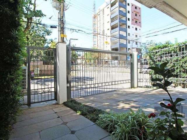 Apartamento de dois quartos, suíte e duas vagas de garagem no bairro São João em Porto Alegre.&lt;BR&gt;Excelente apartamento no Bairro Higienópolis, com 73,03m², móveis sob medida recém instalados e 