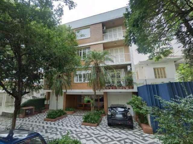 Ótimo e amplo apartamento no Moinhos de Vento, com 96m² privativos, de fundos, com 3 dormitórios. Possui sala ampla, 3 dormitórios sendo 1 suíte, banheiro social, copa cozinha espaçosa e área de servi