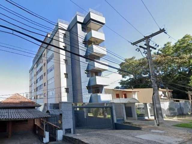 Ótima e ampla cobertura duplex no Jardim Botânico, fundos, com 276m² privativos, de 3 dormitórios e 2 vaga. Possui no andar inferior: sala de estar com lareira, sala de jantar, 3 dormitórios sendo 1 s