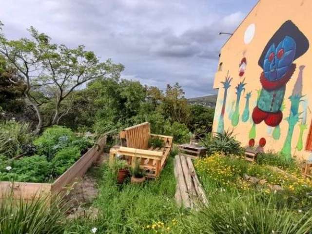 Terreno com 418m², no Bairro Teresópolis, Zona Sul em Porto Alegre. Amplo terreno com linda vista, medindo 11 metros de frente por 38 metros de frente a fundos. Localizado no alto da Vila São Caetano,