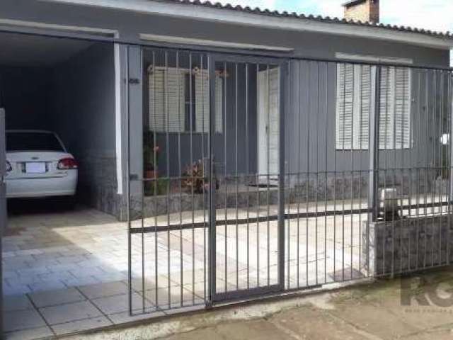 Excelente residência em terreno  de 300m2, são 3 dormitórios, sendo1 suite, estar com lareira , banheiro social, ampla cozinha, área de serviço, terraço com churrasqueira e no porão duas oficinas mais