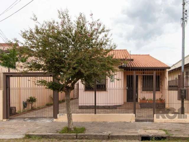 Casa térrea com área privativa de 86m² e área total de 475m², possui 3 dormitórios, sendo transformados em 2 (facilmente reversivel),  2 banheiro social, living para 2 ambientes, cozinha ampla e plane