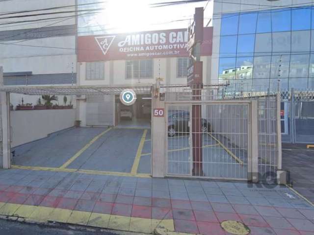 Ótima oportunidade de adquirir um conjunto/sala à venda na Avenida Dr. Carlos Barbosa, no bairro Medianeira em Porto Alegre. Com 376m² de área privativa, este imóvel possui frente para a avenida, prop