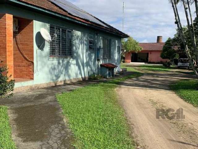 Terreno em ótima localização, com duas casas em alvenaria, primeira casa da frente com  3 dormitórios,  1 banheiro e  2 salas,  cozinha e área de serviço, segunda casa aos fundos com 2 quartos, sala, 