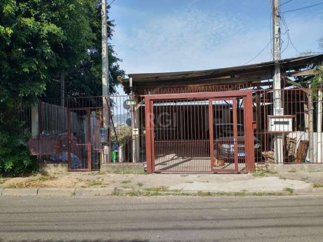 Ótimo terreno com duas casas no pátio,  localizado na Protásio Alves , perto do Sesc, mercados, farmácias.