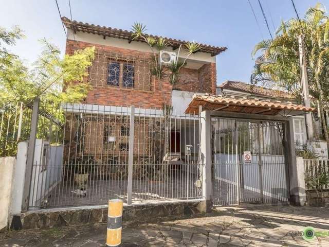 EXCLUSIVIDADE!!! Ótima oportunidade na Buarque de Macedo, a uma quadra da Benjamin Constant, casa/sobrado com 221m2, composta de 3 amplos dormitórios, sendo 1 suíte, com sacada, living 2 ambientes c/ 