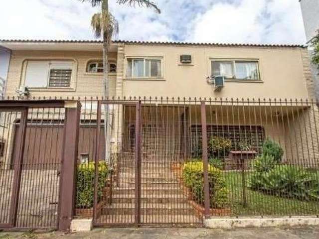 Casa com 3 dormitórios, sendo 1 deles suíte, no coração do Jardim Lindóia.&lt;BR&gt;Primeiro pavimento composto por hall de entrada, living integrado com 2 ambientes, ampla sala de jantar, possui um e