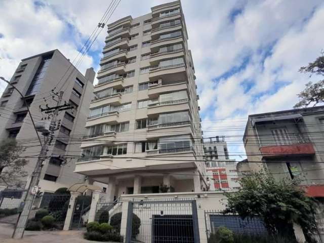 Apartamento para locação com 03 dormitórios, 02 banheiros e 02 vagas no Moinhos de Vento. O apartamento é mobiliado, tem 97m², 03 dormitórios, sendo 01 suíte, 02 banheiros (social e suíte), cozinha co