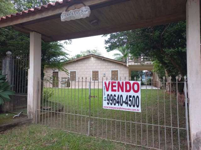 Oportunidade única e  previligiada ... terreno com 1,060  m² e casa com 130 m² e vista para o mar.