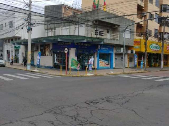 Prédio Comercial com 3 lojas terreas e apto com 3 dormitórios no andar superior