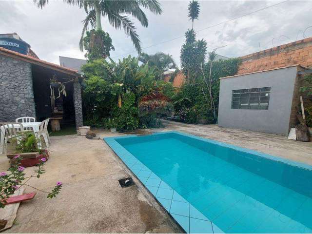 Casa com piscina e churrasqueira no Parque das Laranjeiras