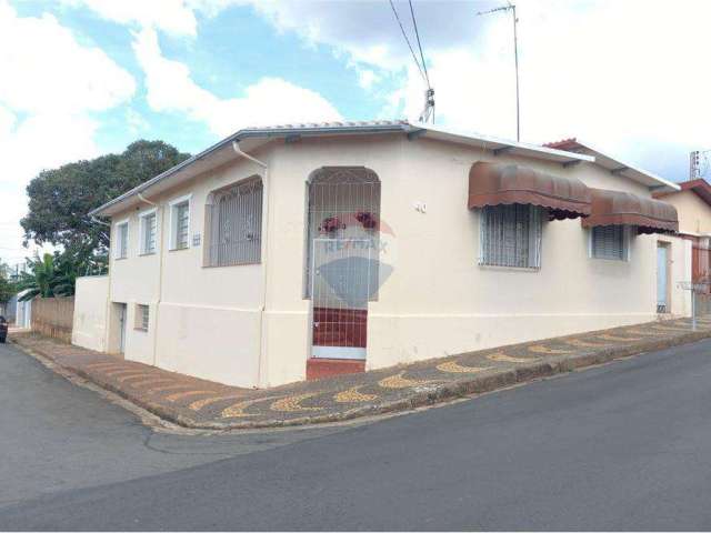 Casa com 03 dormitórios no centro de mogi mirim.