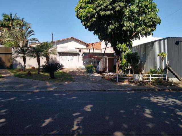 Casas frente para duas ruas no Jardim Centenário