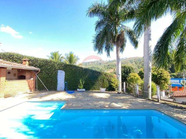 Casa 4 dormitórios, 2 suítes, 3 salas, 3 garagem, churrasqueira,  Piscina, 134 m² área construída- Lindóia/SP