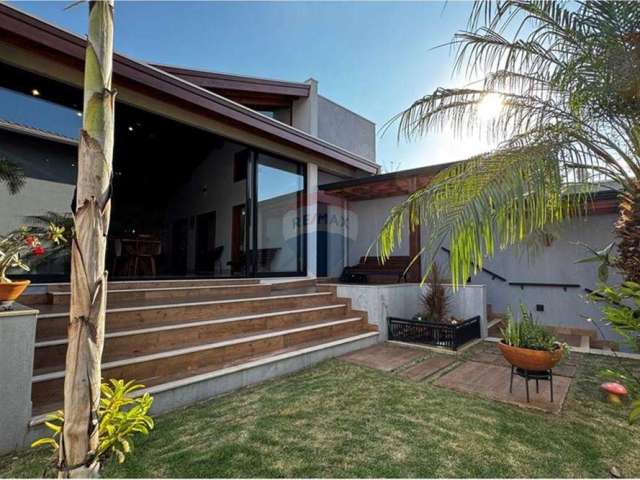 Casa com área gourmet - 429m² de área total - Santa Cruz - Mogi Mirim - R$ 1.000.000,00