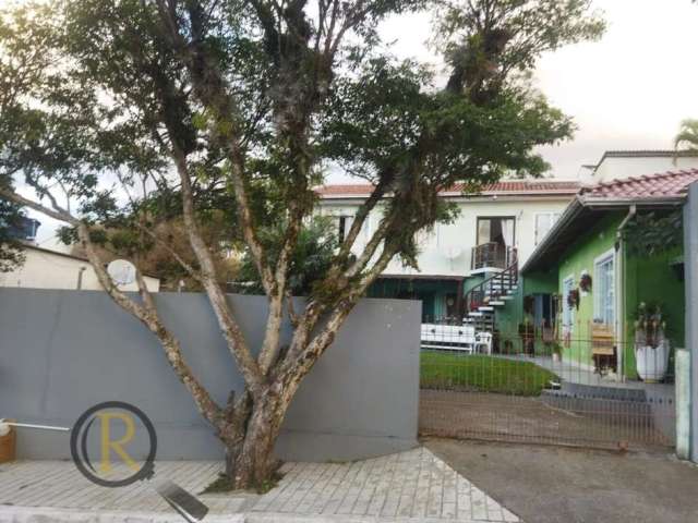 Predinho com 4 apartamentos no bairro das Nações, localizado a 1000 metros da Praia Central