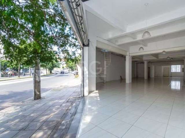 LOJA de 300 m², na Av. Protasio Alves no bairro Petrópolis. Com piso térreo e ampla área na frente. Imóvel com cozinha, 2 banheiros e depósito nos fundos, na parte superior escritório, cozinha, banhei