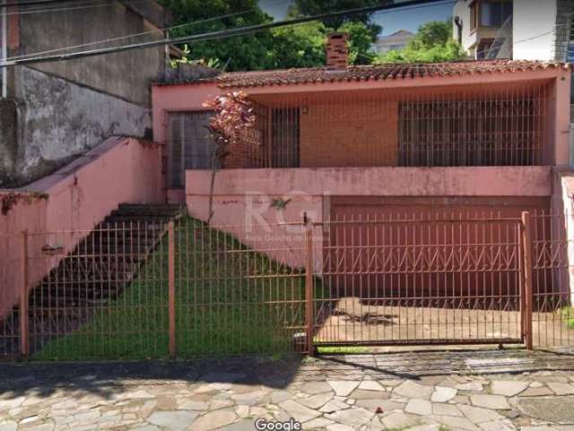 Casa com 03 dormitórios, sendo 01 suíte, banheiro social, amplo living para 02 ambientes com lareira, gabinete, jardim de inverno, estar íntimo, área de serviço, dependência completa, espaçoso pátio c