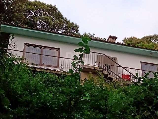 Casa em condomínio fechado com visão deslumbrante para o GUAÍBA numa região SUPER VALORIZADA com MATA NATURAL ótima para descansar nos finais de semana ou morar pois fica a 25 km do centro de Porto Al