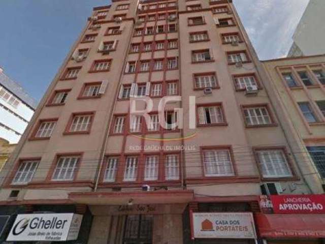 Excelente apartamento bem localizado no Centro Histórico de Porto Alegre. &lt;BR&gt;&lt;BR&gt;Pé direito de 3 metros. Quatro dormitórios, sendo um deles suíte com chuveiro elétrico, todos bem iluminad